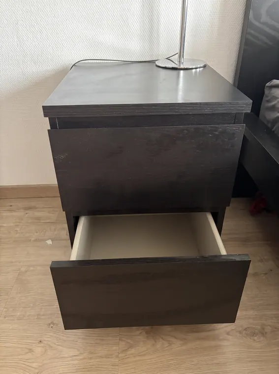 Table de chevet 2 tiroirs, bois foncé (40€ pour les 2)