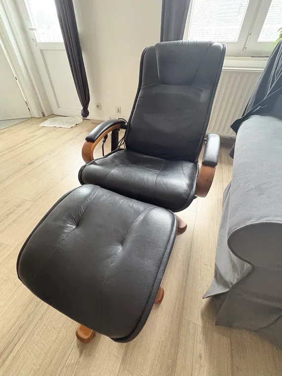 Fauteuil massant relax en cuir noir avec repose-pieds