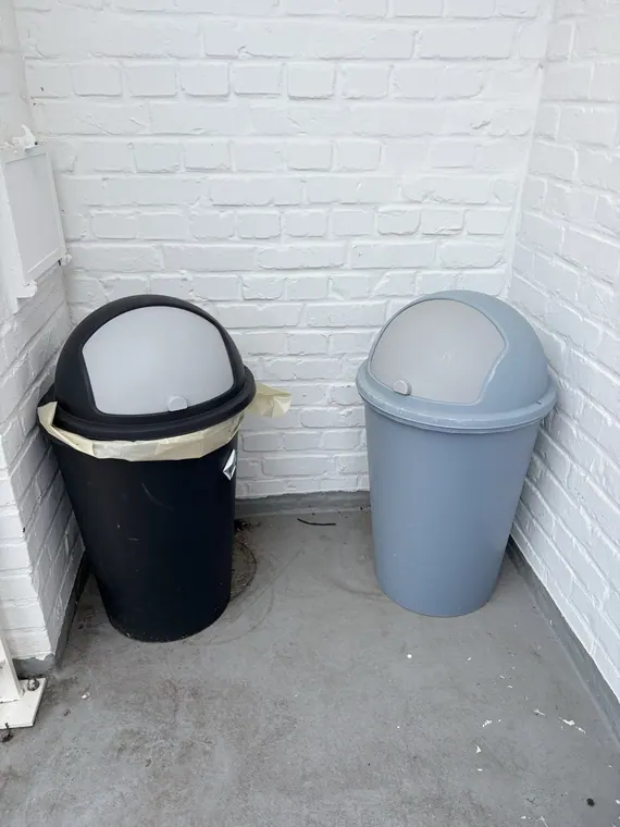 Lot de poubelles en plastique
