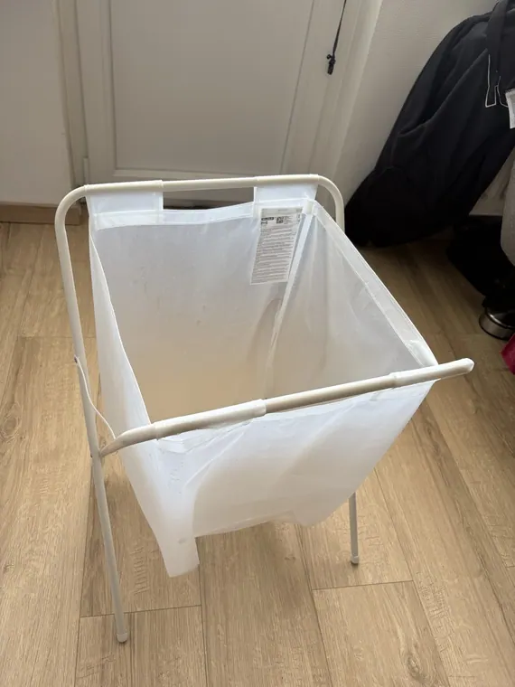 Deux supports à sac à linge pliants