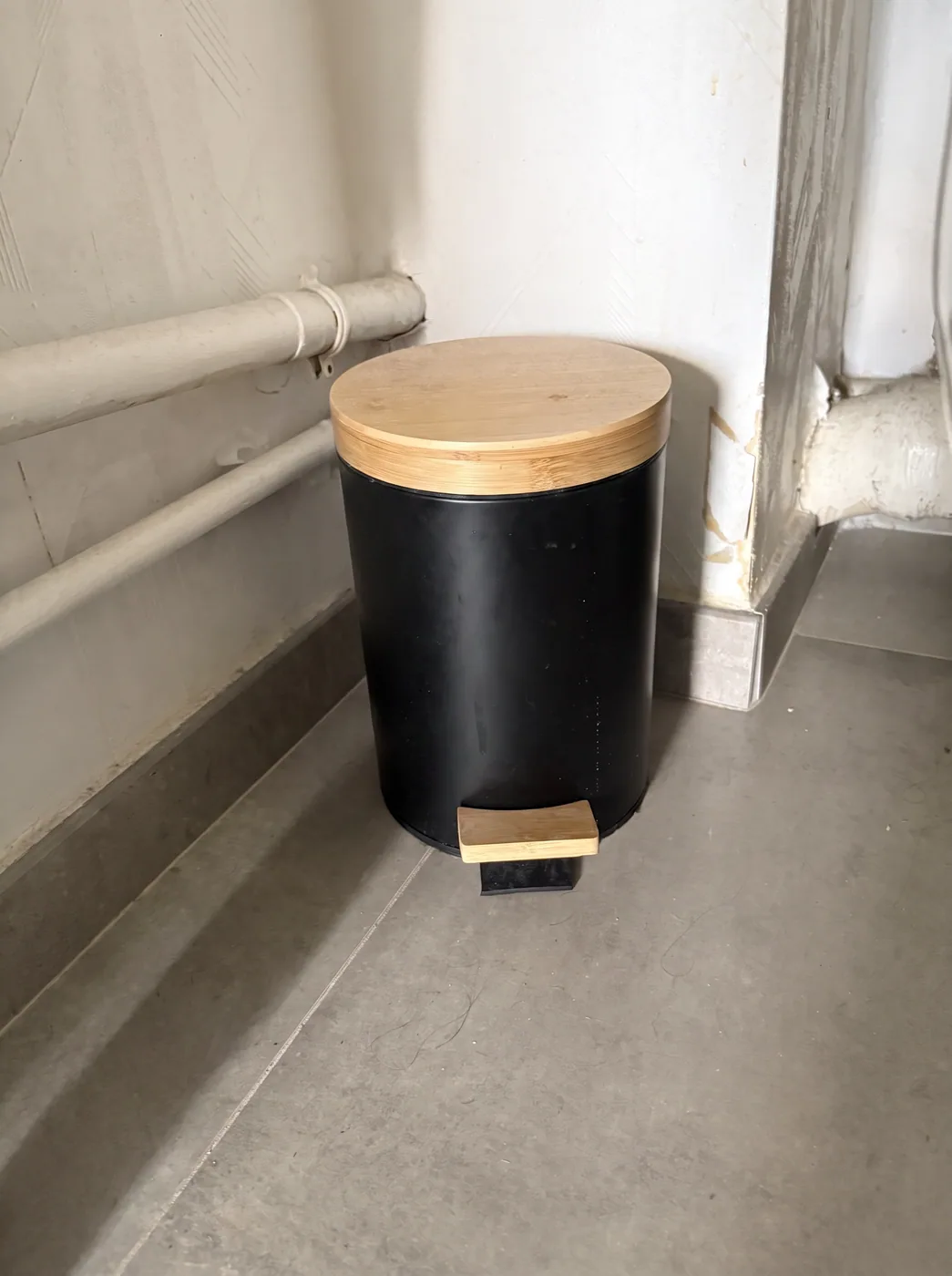 Poubelle à pédale, couvercle bois