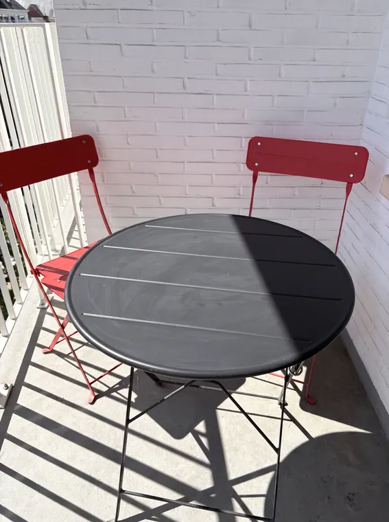 Salon de balcon IKEA SUNDSÖ : table ronde et 2 chaises pliantes