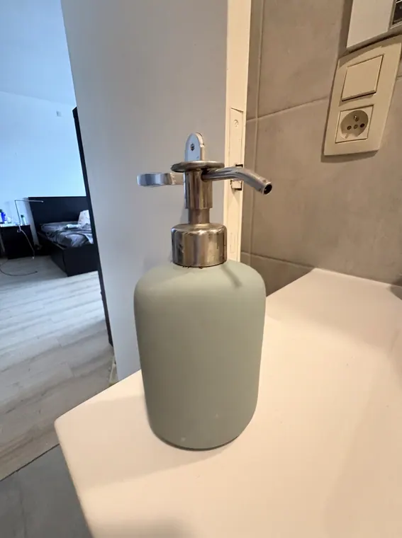 Set salle de bain : distributeur de savon et range brosse à dents.
