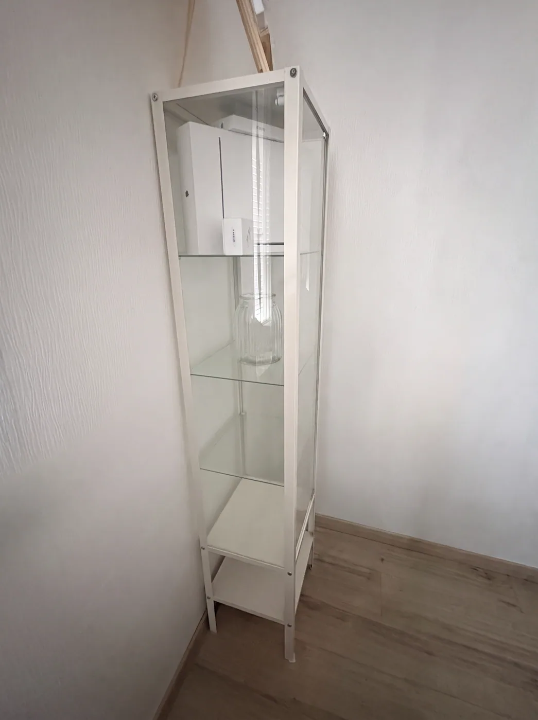 Vitrine en verre blanche, 4 niveaux